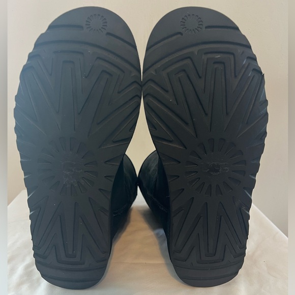SOLD! UGG Classic Short II Women's Size US 9 Black Sheepskin Ankle Boots 1016223 - Picture 9 of 9